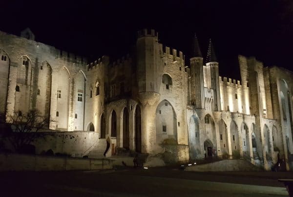 Le palais des Papes de nuit