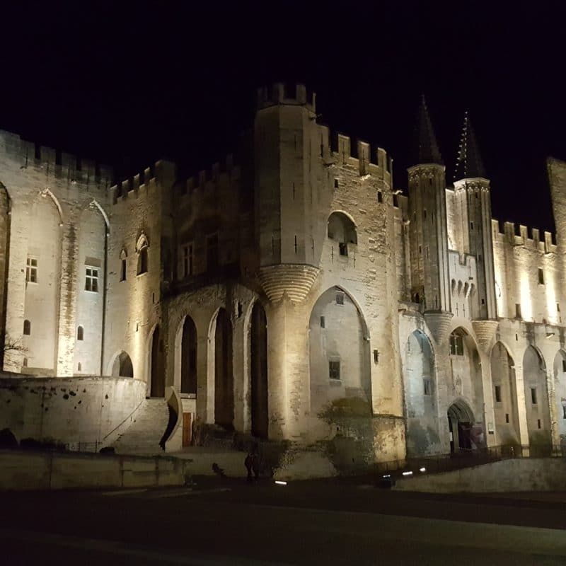 Le palais des Papes de nuit