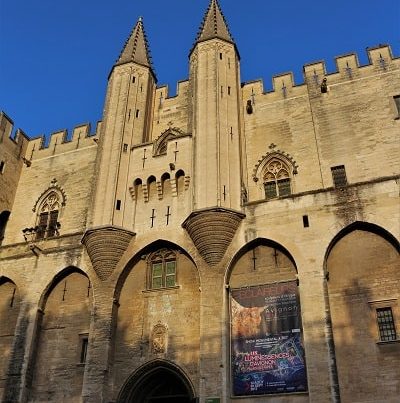 votre guide à Avignon, entrée palais des papes