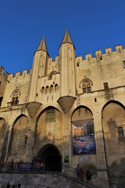 votre guide à Avignon, entrée palais des papes