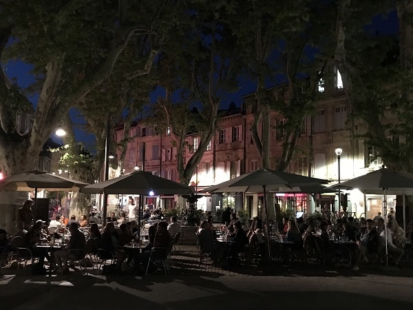 Place des corps saints, visite touristique d'Avignon