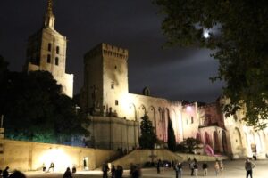 L'histoire sombre d'Avignon, Palais des papes de nuit